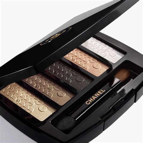 chanel lumiere graphique eyeshadow palette.